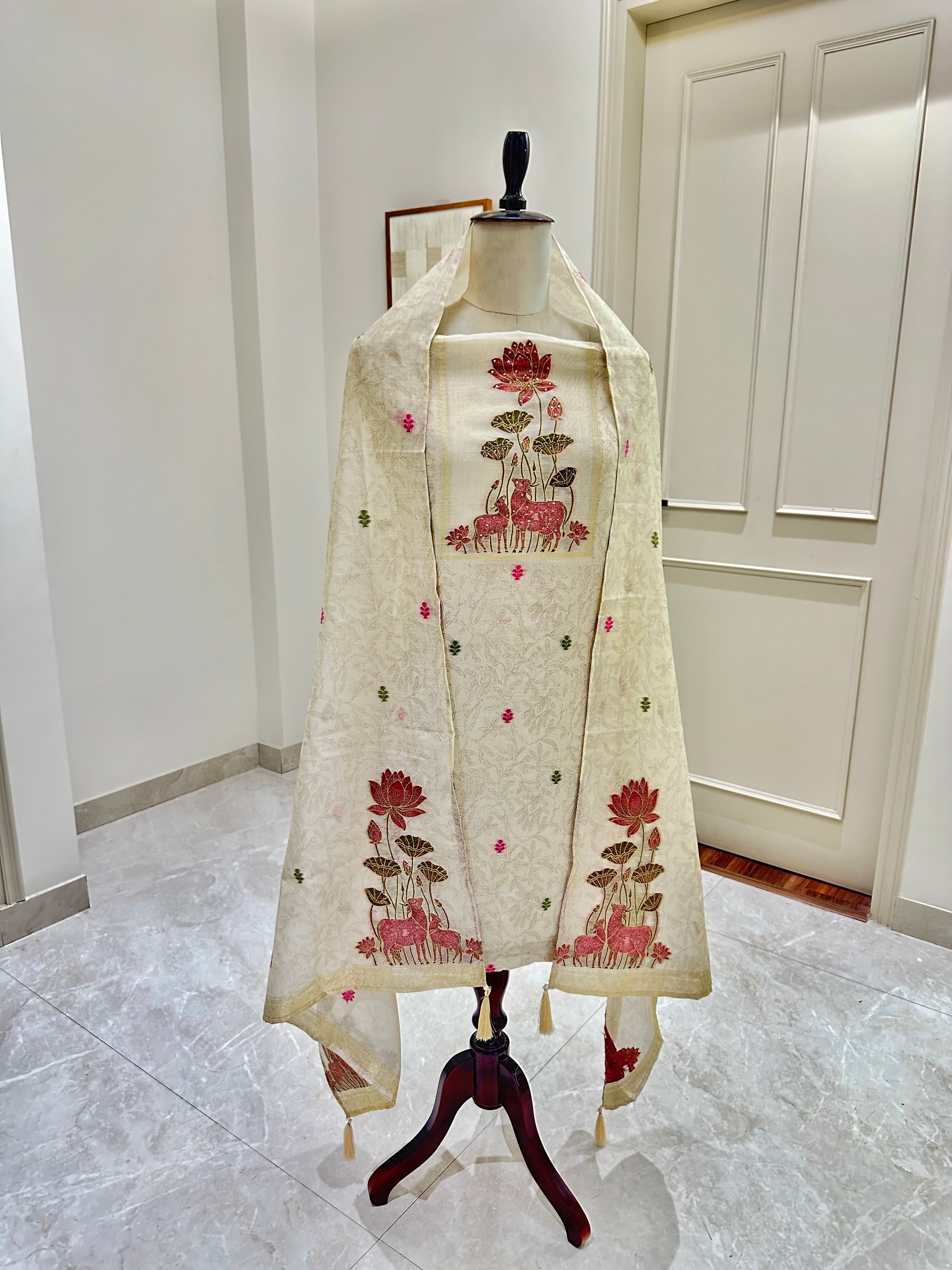 Deer in Lotus Bloom Set