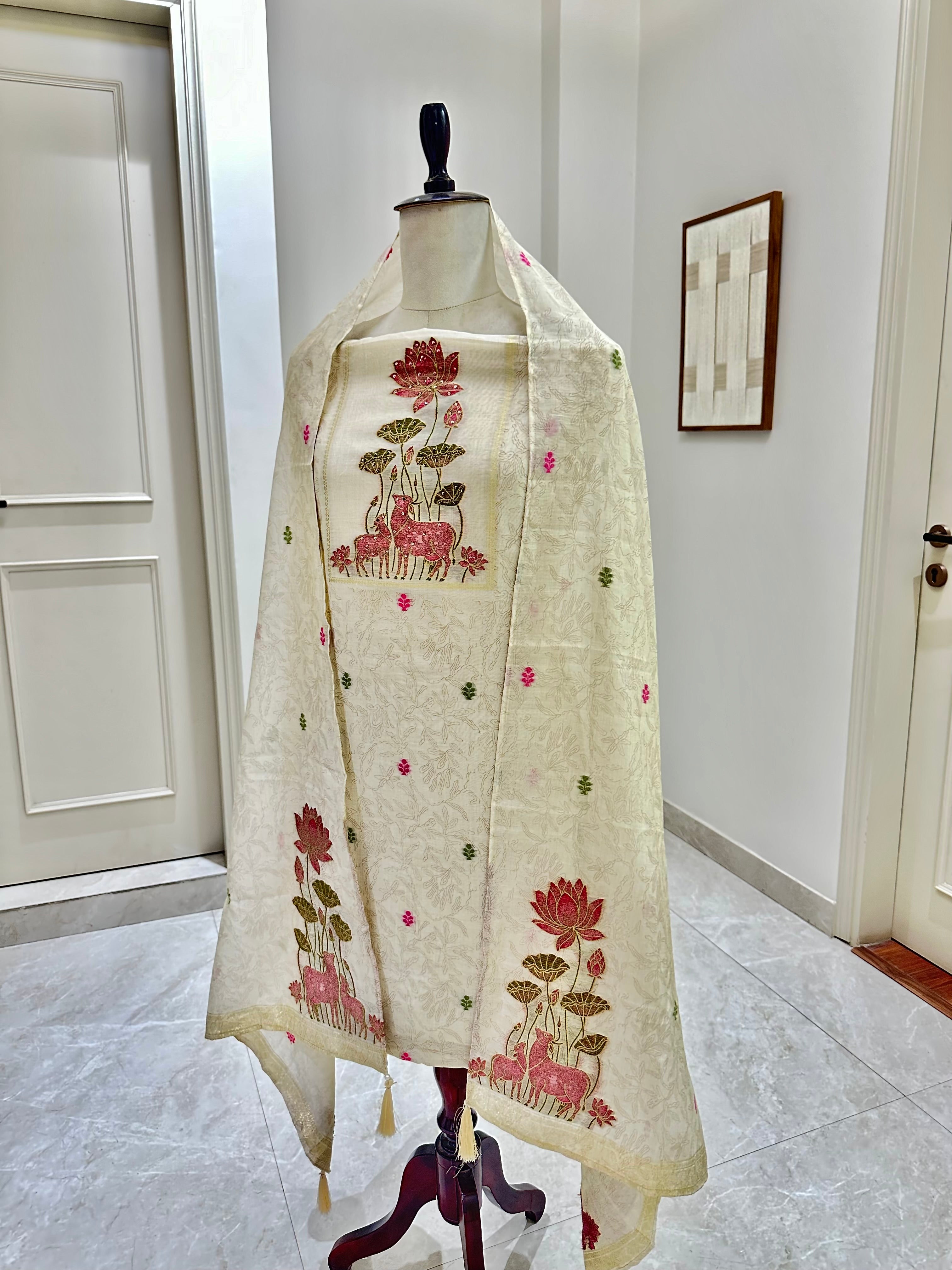 Deer in Lotus Bloom Set