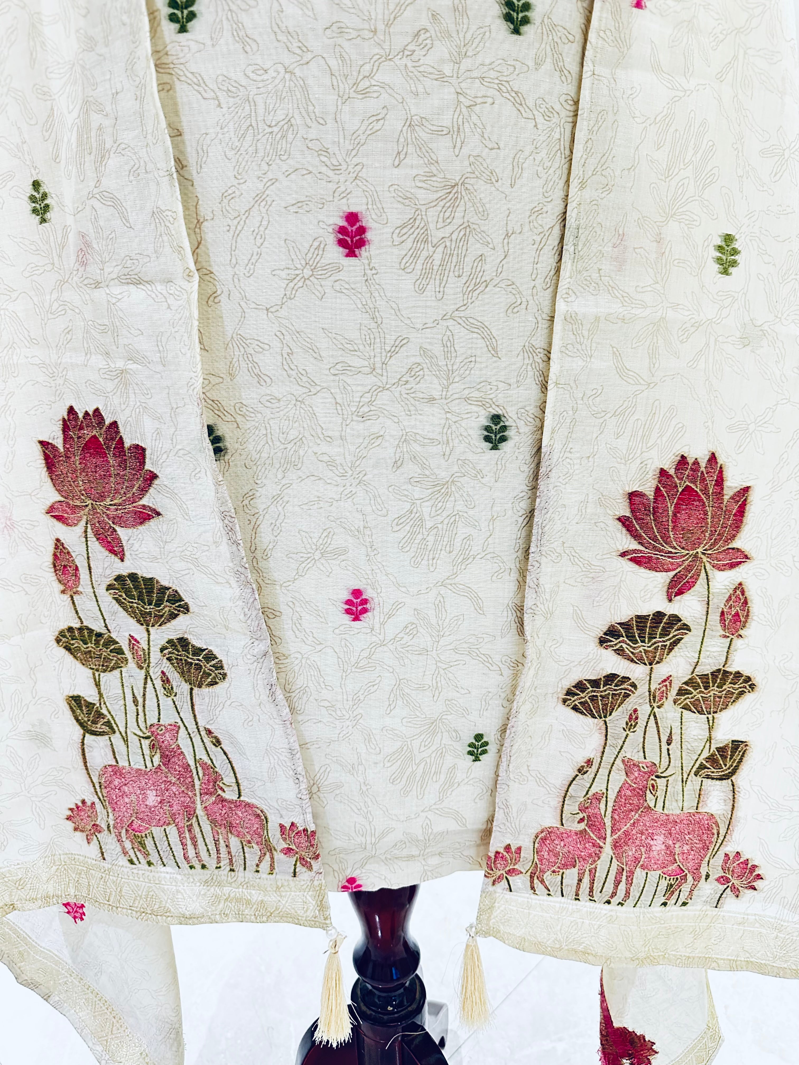 Deer in Lotus Bloom Set